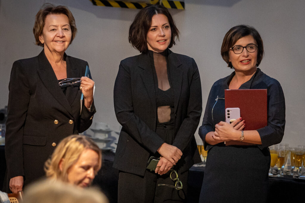 Zdjęcie. Dagmara Domińczyk stoi na scenie z Marzeną Sobalą i dyrektor KCK Augustyną Nowacką.