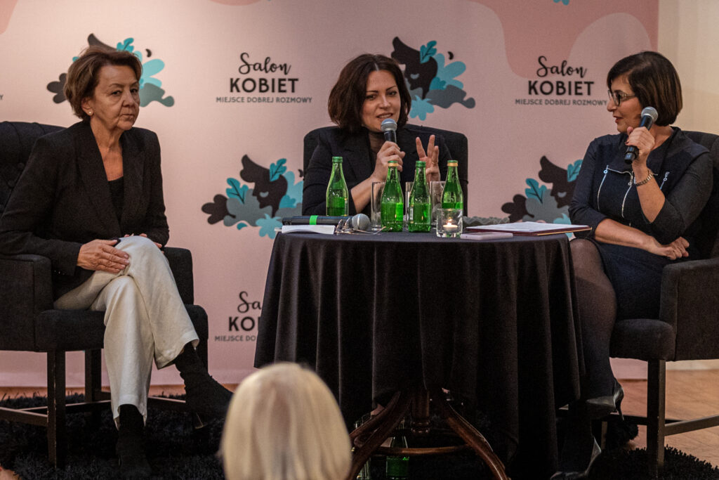 Zdjęcie. Trzy kobiety siedzą na scenie przy okrągłym stoliku. Od lewej: Marzena Sobala, Dagmara Domińczyk i dyrektor KCK Augustyna Nowacka. Aktorka Dagmara Domińczyk mówi do mikrofonu.