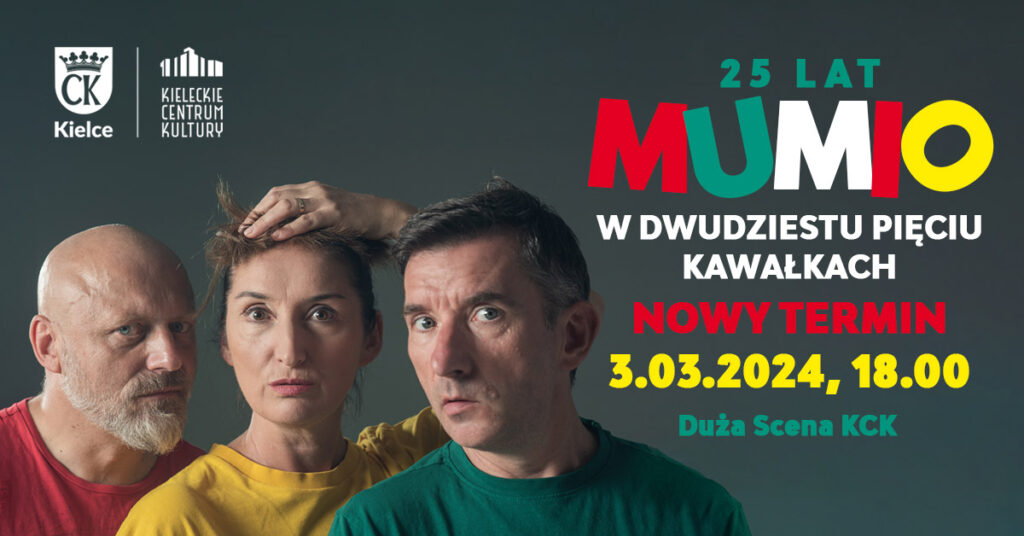 Grafika. Plakat. Po prawej stronie zdjęcie trójki osób: łysy mężczyzna z brodą, szczupła kobieta z dużym nosem i krótko obcięty szczupły mężczyzna. Wszyscy w średnim wieku. Patrzą w obiektyw z przestraszonymi minami. Po prawej stronie napis: 25 lat Mumio. w dwudziestu pięciu kawałkach. 3 marca 2024, godz. 18. Duża Scena KCK.