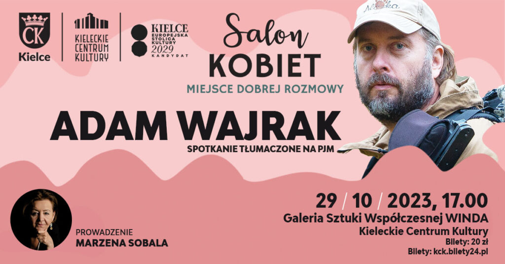 Grafika. Plakat Salonu Kobiet z Adamem Wajrakiem. Na różowym tle po lewej stronie zdjęcie mężczyzny w jasnej czapce bejsbolówce z wąsami i brodą. To Adam Wajrak. Poniżej data: 29 października godz. 17. Galeria Sztuki Współczesnej "Winda" KCK. Spotkanie tłumaczone na PJM.