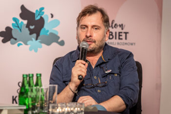 Zdjęcie. Gość Salonu Kobiet Adam Wajrak mówi do mikrofonu.