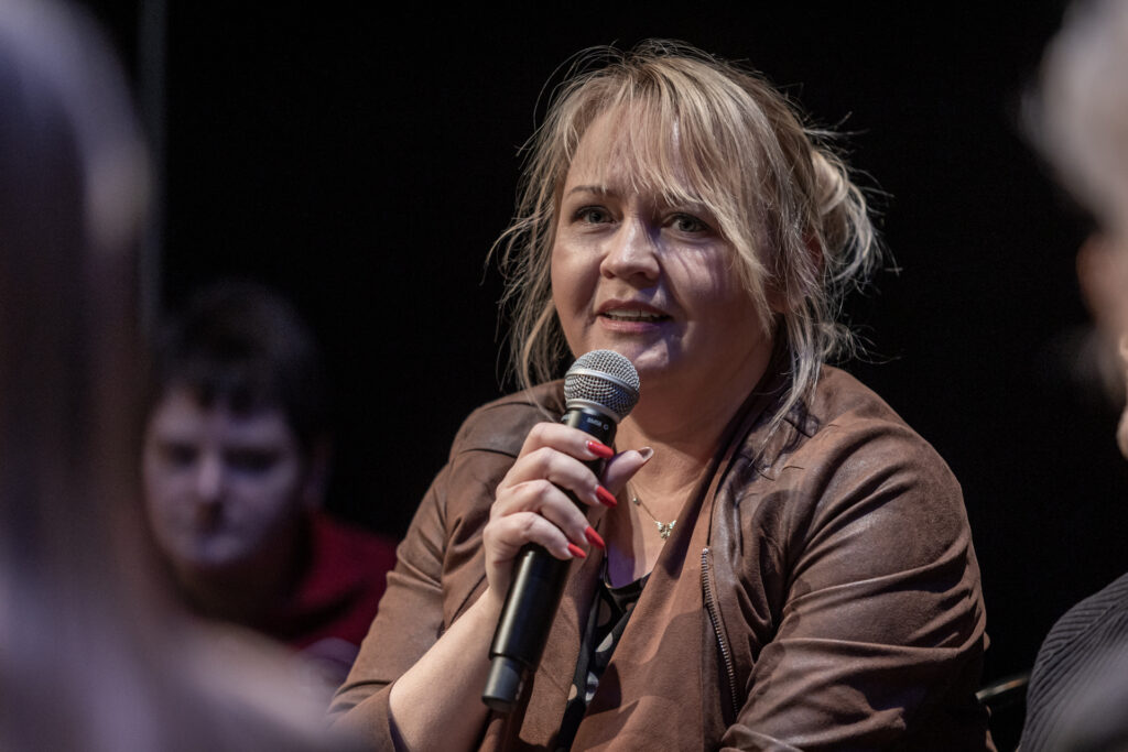 Zdjęcie. Blondynka z długą grzywką mówi do mikrofonu podczas festiwalu Nurt.