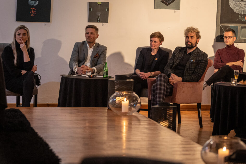Zdjęcie. Widownia Salonu Kobiet z Marcinem Józefaciukiem. Od lewej na fotelach siedzą: Aleksandra Bielecka, wiceprezydent Marcin Chłodnicki, była wiceprezydentka Agata Wojda, wicedyrektor KCK Artur Wijata i Tomasz Porębski, sekretarz miasta Starachowice.