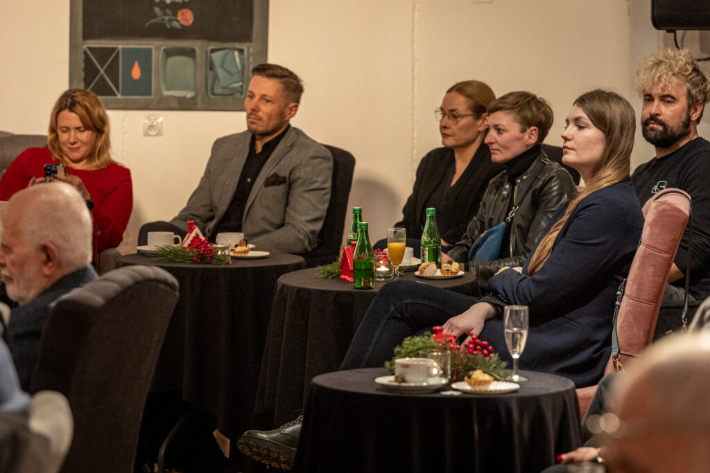 Zdjęcie. Salon Kobiet. Widownia spotkania z Edwardem Rzepką. Od lewej siedzą: radna Katarzyna Czech-Kruczek, wiceprezydent Marcin Chłodnicki, dyrektor Wzgórza Zamkowego Ewa Chabielska, była wiceprezydentka Agata Wojda, wicedyrektor KCK Artur Wijata i dyrektor KCK Agata Klimczak-Kołakowska.