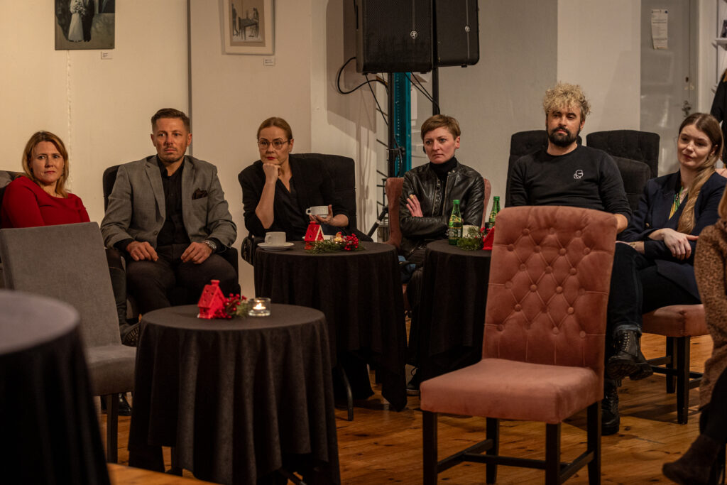 Zdjęcie. Widownia Salonu Kobiet z Edwardem Rzepką. Od lewej siedzą: radna Katarzyna Czech-Kruczek, wiceprezydent Marcin Chłodnicki, dyrektor Wzgórza Zamkowego Ewa Chabielska, była wiceprezydentka Agata Wojda, wicedyrektor KCCK Artur Wijata i dyrektor KCK Agata Klimczak-Kołakowska.