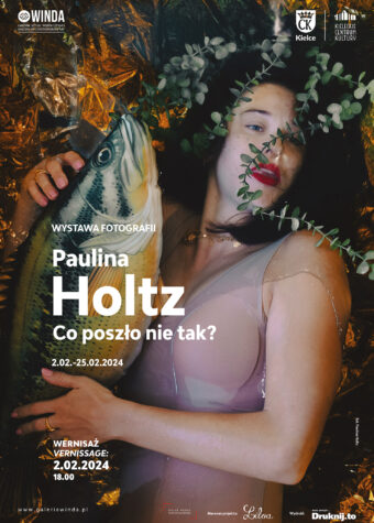 Grafika. Plakat wystawy. Zdjęcie zanurzonej w wodzie brunetki z otwartymi ustami, pomalowanymi czerwoną szminką. Kobieta trzyma w dłoniach ogromną rybę. Na zdjęciu napis: Wystawa Fotografii Paulina Holtz Co poszlo nie tak? 2 lutego 25 lutego. Wernisaż: 2 lutego godz. 18.