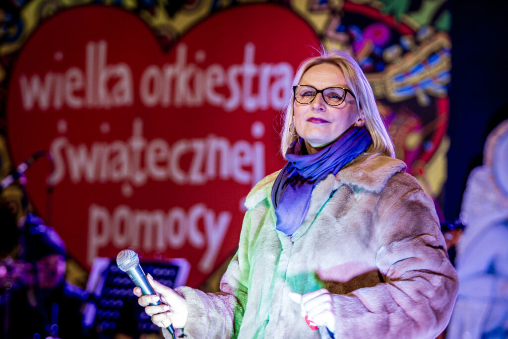 Zdjęcie. Dyrketor Domu Kultury Zameczek Magdalena Nowaczek na scenie plenerowej KCK.