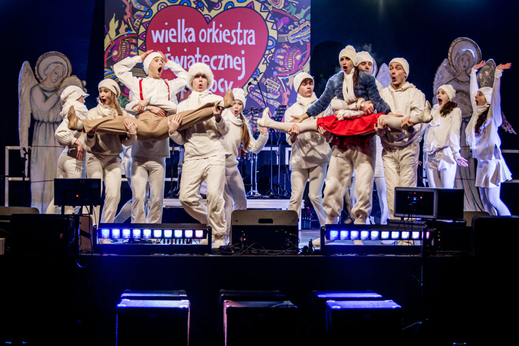 Zdjęcie. Grupa tancerzy KTTT na scenie KCK podczas finału WOŚP.