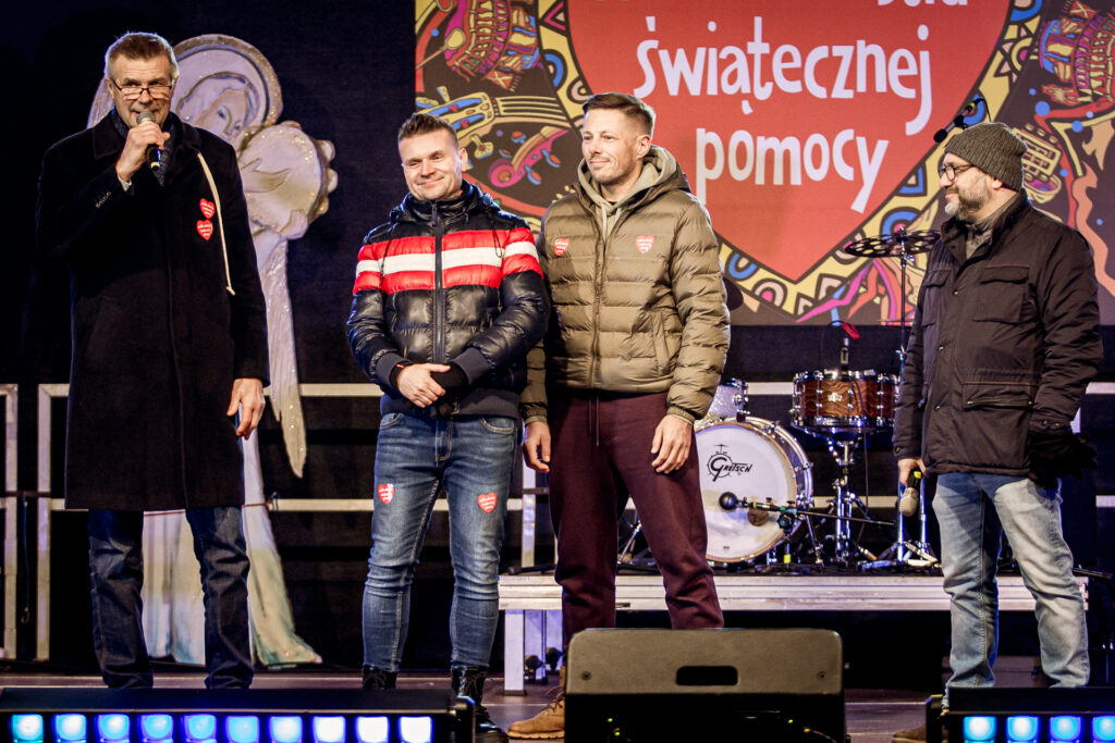 Zdjęcie. Prezydent Bogdan Wenta i wiceprezydent Marcin Chłodnicki na plenerowej scenie KCK podczas finału WOŚP. Prezydent wenta mówi do mikrofonu.