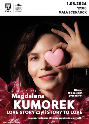 Grafika. Plakat - koncert Magdalena Kumorek. Zdięcie uśmiechniętej brunetki, która zasłania jedno oko różowym serduszkiem. Poniżej białe litery: Koncert: Magdalena Kumore Love Story czyli Story to Love,niemal 100 polskich przebojów. Na górze data 1 marca godz. 19 Mała Scena KCK.