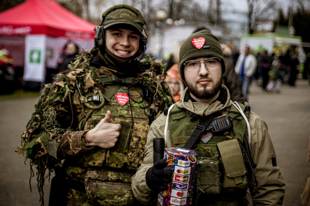 Zdjęcie. Wolontariusze WOŚP w strojach wojskowych.