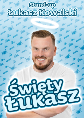 Grafika. Plakat stand-up Na błekitnym tle w desenie zdjęcie uśmiechniętego mężczyzny z grzywką zaczesaną na bok, brodę. Mężczyzna ma na sobie biała podkoszulkę. Nad głową ma białą aureolę. Nad nim napis: stand-up Łukasz Kowalski. Na dole napis: Święty Łukasz.