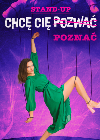 Grafika. Plakat wieczoru kabaretowego. W centralnym miejscu zdjęcie kobiety w zielonej sukience w nienaturalnej pozie. Do jej nóg i rąk domalowano sznurki prowadzące do ogromnej dłoni na górze grafiki. Nad kobietą napis: Stand-up "Chcę cię pozwać". Słowo pozwać przekreślone, a poniżej: poznać. W dolnym lewym rogu biały napis: Magda Kubicka.