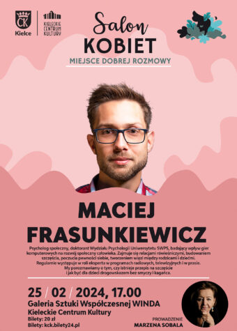 Grafika. Plakat Salonu Kobiet. Na różowym tle zdjęcie młodego mężczyzny w okularach i z brodą. Pod spodem napis: Maciej Frasunkiewicz, 25 lutego 2024 godz. 17. Galeria Sztuki Współczesnej Winda". Bilety 20 zł