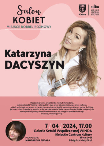 Grafika. Plakat Salonu Kobiet. W centralnej części grafiki na różowym tle zdjęcie zalotnie przechylającej głowę na lewą stronę kobiety. Ma długie rozpuszczone blond włosy, biała koszulę i grubą metalową bransoletkę na lewej ręce. Rękę podnosi w kierunku twarzy. To Katarzyna Dacyszyn. Poniżej data: 7 kwietni, godz. 17. Galeria Sztuki Współczesnej "Winda". Bilety 20 zł.