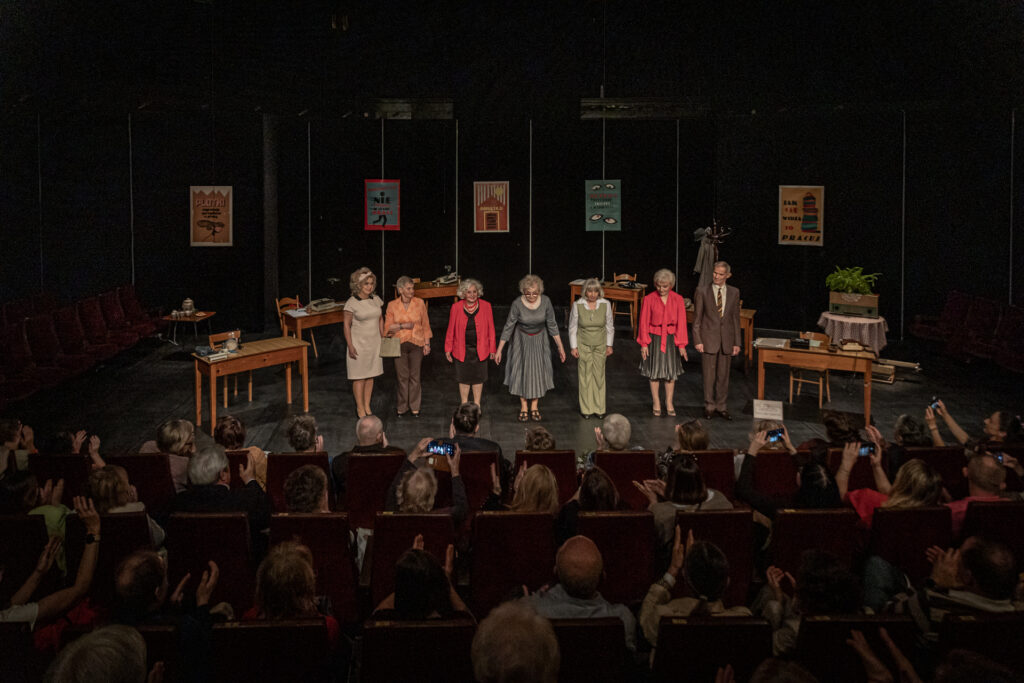Zdjęcie. Aktorzy Teatru bez Suflera kłaniają się publiczności.