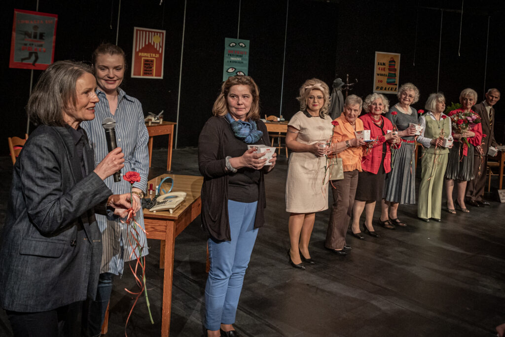 Zdjęcie. Ekipa Teatru bez Suflera stoi w rzędzie na scenie. Z lewej strony stoi reżyserka spektaklu Jolanta Kęcko. Za nią dyrektor KCK Agata Klimczak-Kołakowska.