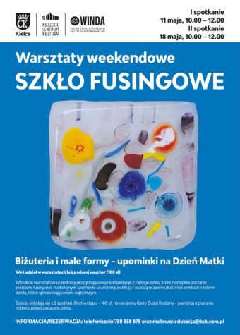 Grafika. Plakat warsztatów weekendowych. Na niebieskim tle zdjęcie kwadratowej płytki szklanej z zatopionymi kolorowymi rozpuszczonymi elementami. Nad zdjęciem napis: Szkło Fusingowe. Poniżej: biżuteria i małe formy. Upominki na dzień matki. Na dole: informacja/.rezerwacja" telefonicznie 788 858 878 oraz mailowo: edukacja@ kck.com.pl