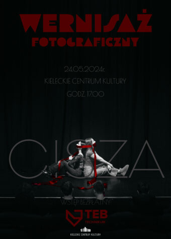 Grafika. Plakat wystawy. Na czarnym tle czarno-białe zdjęcie dwóch kobiet siedzących i stykających się plecami. Obie mają zawiązane usta czerwoną wstęgą. Powyżej napis: Wernisaż fotograficzny. 25 maja kieleckie centrum kultury, godz. 17. Na zdjęciu kobiet duży napis: Cisza. Poniżej logo technikum TEB oraz Kieleckiego Centrum Kultury.