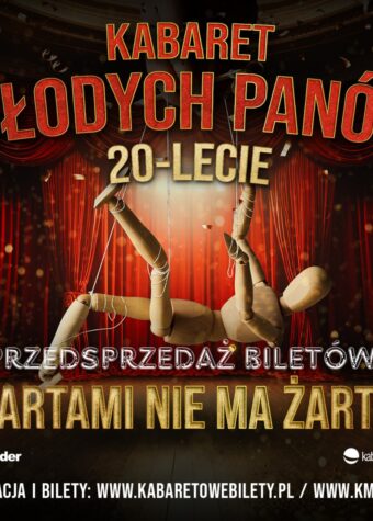 Grafika. Plakat wieczoru kabaretowego.W centralnej częsci grafiki drewniany ludzik-marionetka z poplątanymi na rękach i nogach sznurkami. W tle ogromna bordowa kurtyna. Na górze napis: Kabaret młodych panów. 20-lecie. Poniżej przedssprzedaż biletów. Z żartami nie ma żartów. Bilety www.kabaretowebilety.pl