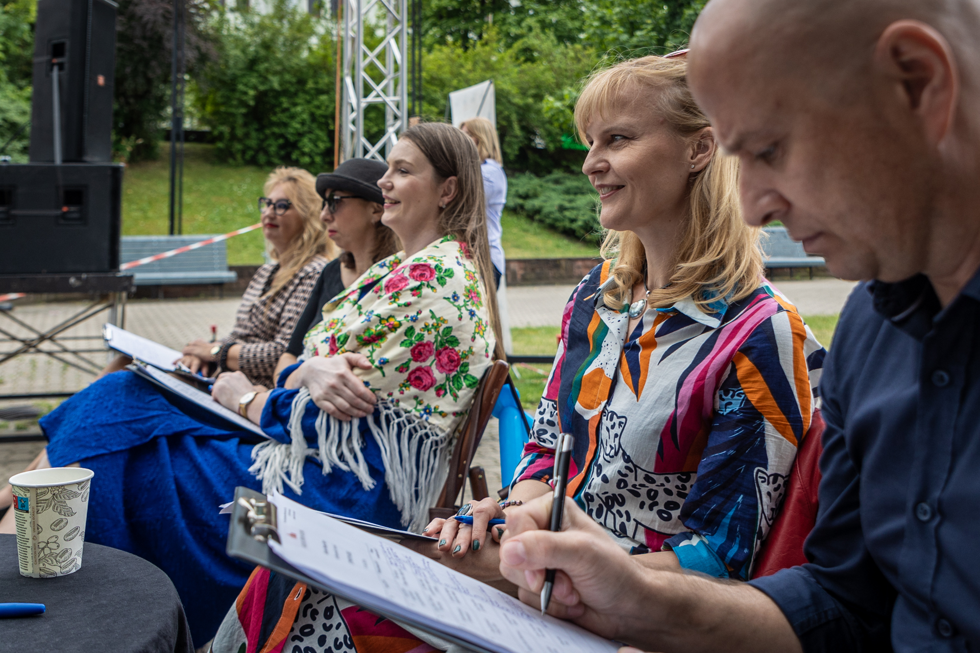 Zdjęcie. Pięć osób: cztery panie i jeden pan siedzą w rzędzie. To jury konkursu Etnotygiel.
