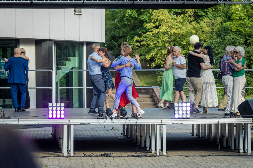 Zdjęcie. Pary tańczą na letniej scenie KCK.