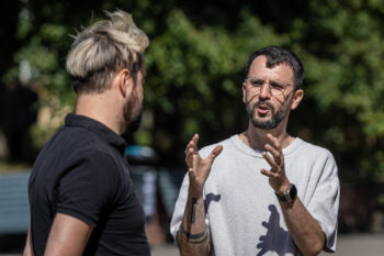 Zdjęcie. Meżczyzna z brodą tłumaczy coś mężczyźnie z jasną grzywką. To Rafał Lis i wicedyrektor KCK Artur Wijata.