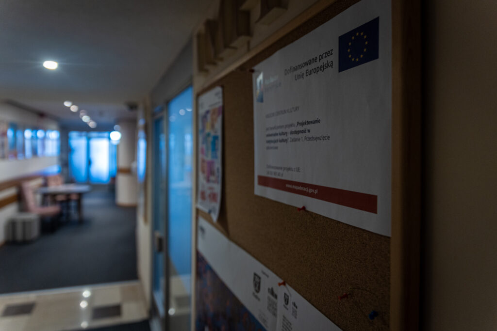 Zdjęcie. Korkowa tablica z informacyjną kartką o dofinansowaniu przez Unię Europejską.