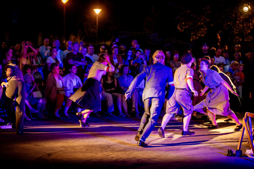 Zdjęcie. Grupa dzieci biega w popłochu po scenie.