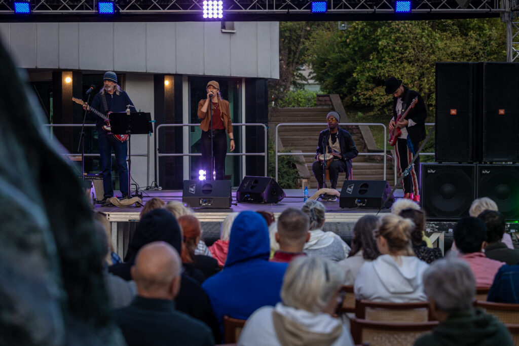 Zdjęcie. Zespól Dobroband na Letniej Scenie KCK.