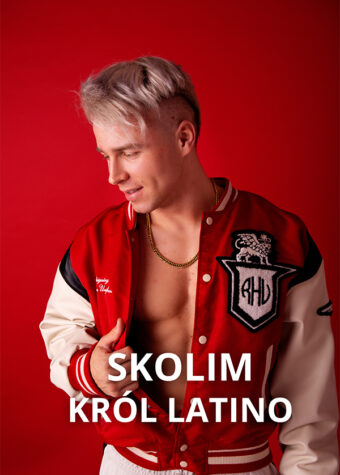 Grafika. Plakat koncertu. Na czerwonym tle zdjęcie młodego mężczyzny z prostą asymetryczną biała grzywką. Poniżej napis: Skolim. Król latino.