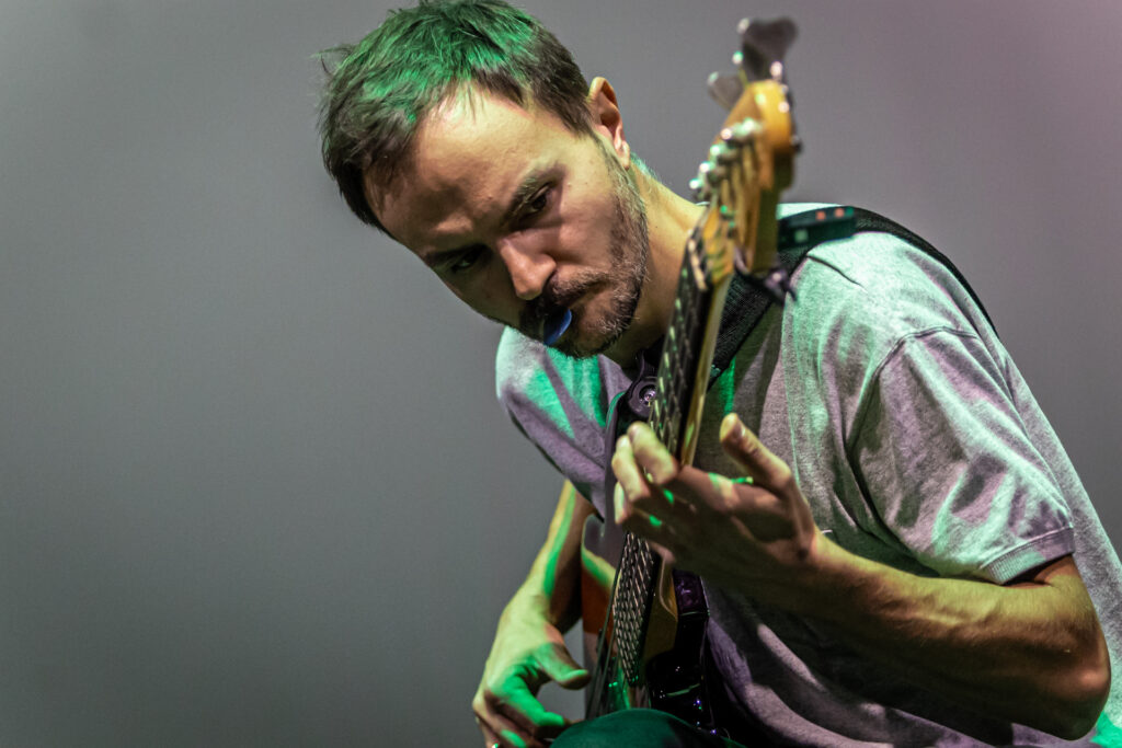 Zdjęcie. Mężczyzna gra na gitarze.