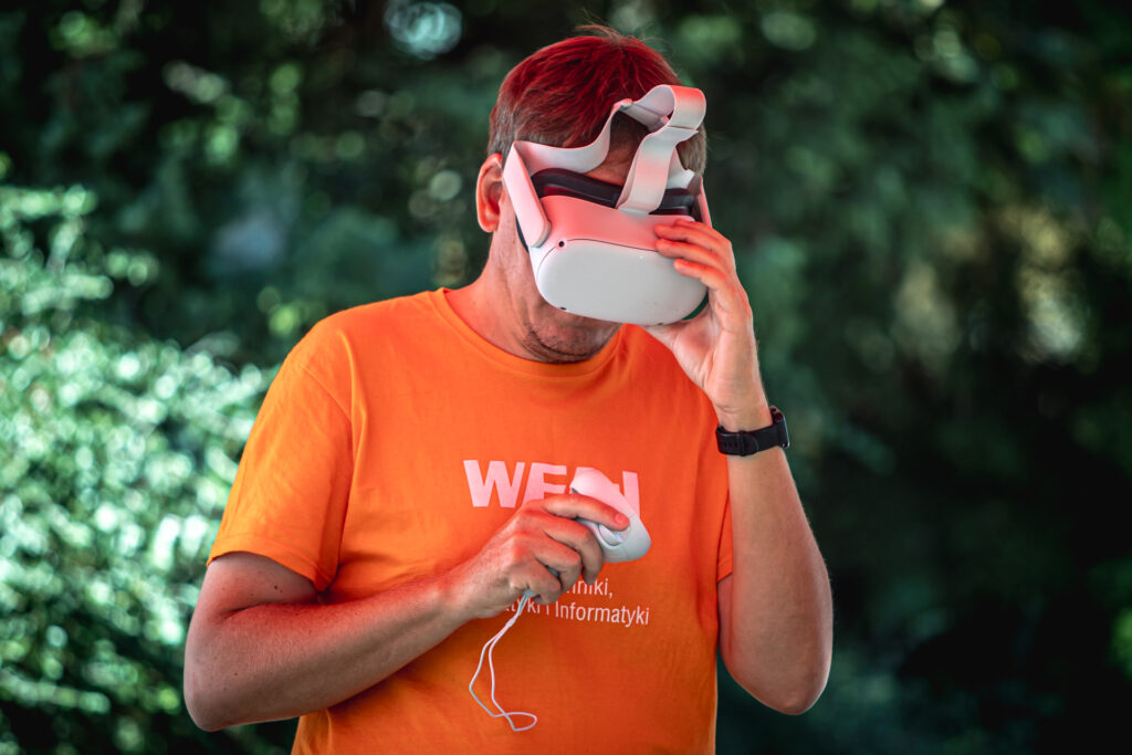 Zdjęcie. Mężczyzna w goglach do VR.