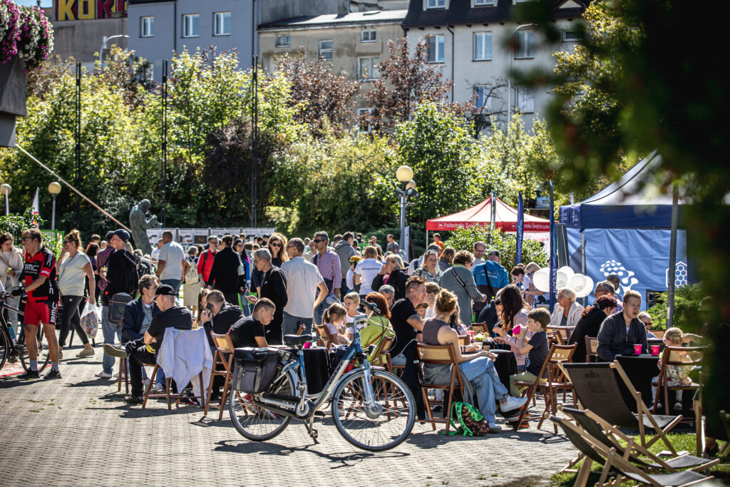 Zdjęcie. Duża grupa ludzi przed budynkiem Kieleckiego Centrum Kultury.