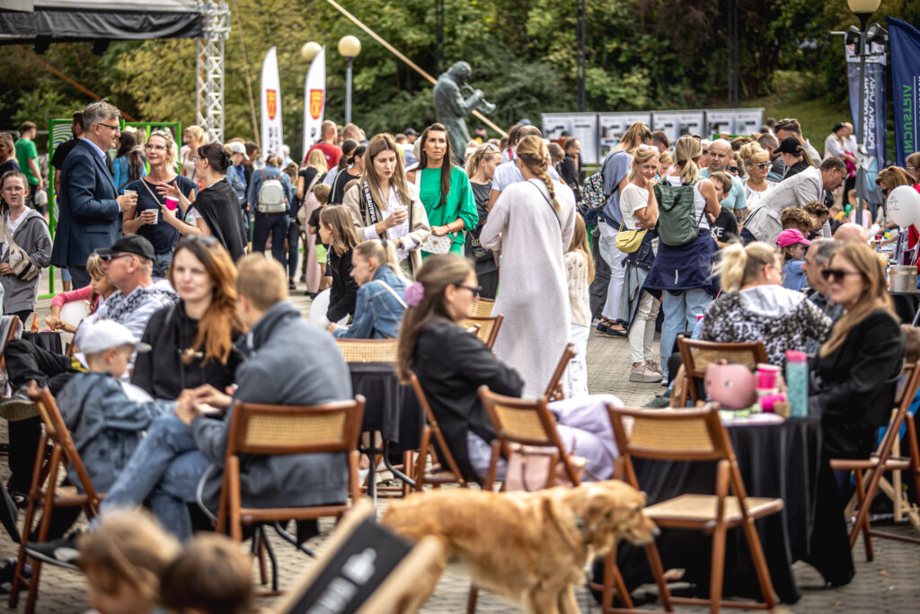Zdjęcie. Tłum ludzi przed budynkiem Kieleckiego Centrum Kultury.