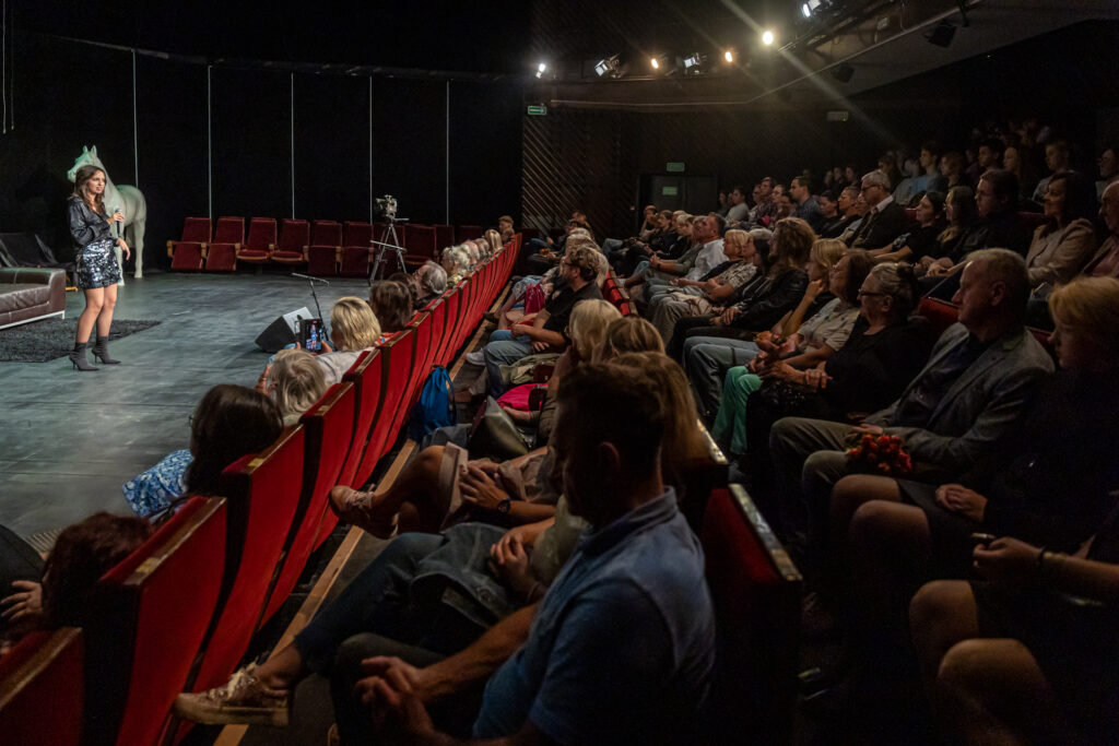 Zdjęcie. Pełna widzów widownia Małej Sceny podczas spektaklu Teatru Pegaz.