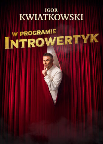 Grafika. Plakat. Zdjęcie mężczyzny w białej koszuli wychylającego się zza czerwonej zasłoniętej kurtyny. Mężczyzna przykłada palce do ust w geście czytanym jako: cicho, tajemnica. Nad nim napisy: Igor Kwiatkowski w programie Introwertyk.