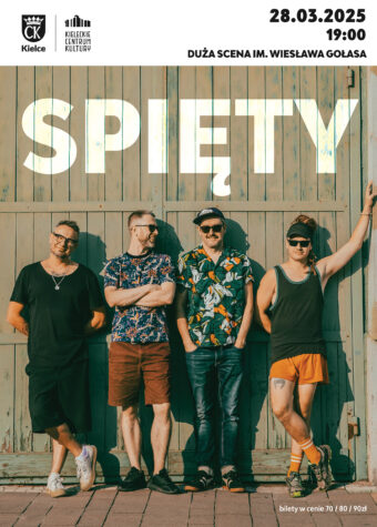 Grafika. Plakat koncertu. Czterech mężczyzn stoi opartych o drewniane drzwi. Nad nimi duże białe litery: Spięty. Na białym pasku w prawym górnym rogu data: 28 marca 2025. Godz. 19. Duża Scena KCK. W prawym dolnym rogu napis: bilety w cenie 70, 80 i 90 zł.
