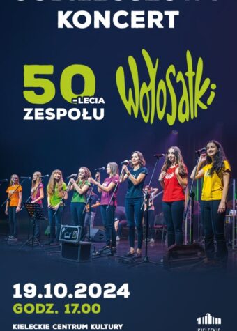 Grafika. Plakat koncertu. Na granatowym tle zdjęcie młodych dziewczyny stojących w rzędzie przed mikrofonami. Nad nimi napis: Jubileuszowy koncert 50-lecia zespołu Wołosatki. Poniżej data: 19 października godz. 17. Kieleckie Centrum Kultury.