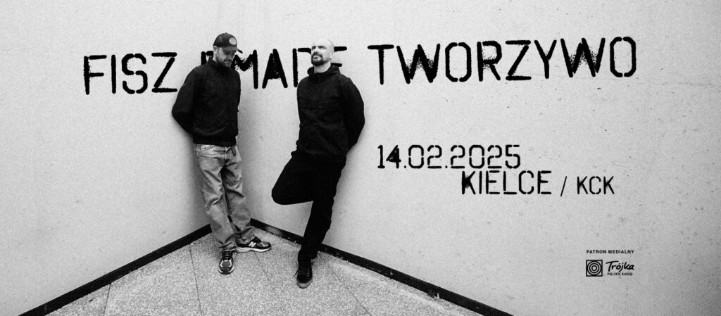 Grafika. Plakat koncertu grupy Fisz Emade Tworzywo. Grafikę stanowi duże czarno-białe zdjęcie. To dwójka mężczyzn oparta o białą ścianę. Na ścianie napis Fisz Emade Tworzywo, W prawym dolnym rogu data: 14 lutego Kielce, KCK.