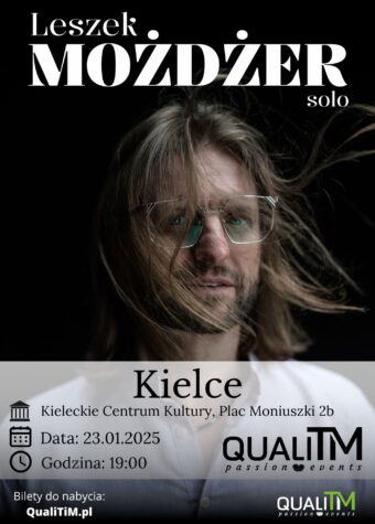 Grafika. Plakat koncertu. Duże zdjęcie mężczyzny z dłuższymi, rozwianymi włosami. Mężczyzna ma na nosie duże okulary w metalowych oprawkach. Nad zdjęciem napis: Leszek Możdżer solo. Poniżej na mlecznym białym pasku data i miejsce: 23 stycznia, godz. 19 Kieleckie Centrum Kultury. Bilety do nabycia: qualitytim.pl