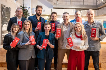 Zdjęćie. 10 osób pozuje z czerwonymi puszkami w dłoni. To od lewej: w dolnym rzędzie: Aleksandra Niemczy, Ewelina Jastrzębska,prezydentka Agata Wojda, Renata Smorąg z Radia Kielc. W górnym rzędzie: Piotr R[ogoziński, TVP 3 Kielce, wicedyrektor KCK Artur Wijata, Piotr Michalec w kielcach info, Maciej Bursztein, Stanisław Wróbel - Echo Dnia i Karol Bielecki.