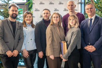Zdjęcie. Grupa ludzi. Trzy kobiety i czterech mężczyzn pozuje do zdjęcia. To ekipa akcji Daj Dychę na cud.