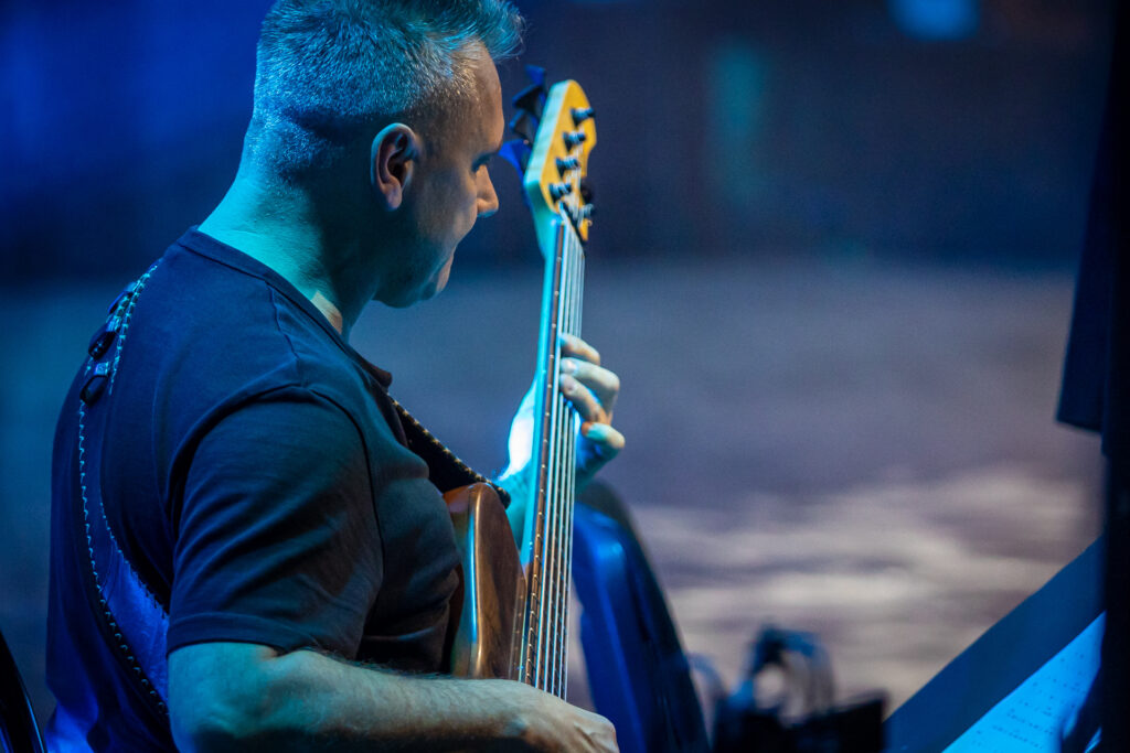 Zdjęcie. Mężczyzna gra na gitarze.