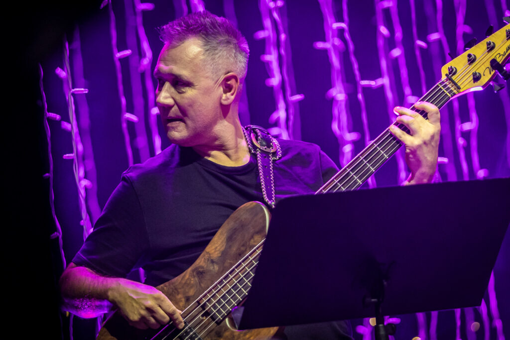 Zdjęcie. Mężczyzna gra na gitarze.