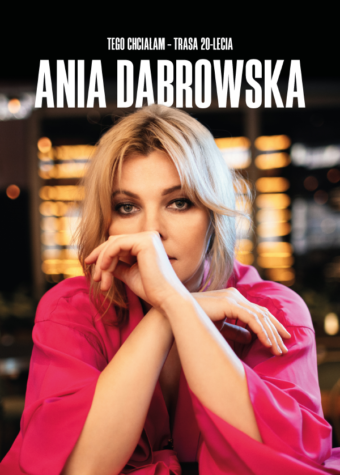 Grafika. Plakat koncertu. Duże zdjęcie blondynki w różowej koszuli. Nad nią napis: Tego chciałam - trasa 20-lecia. Ania Dąbrowska.