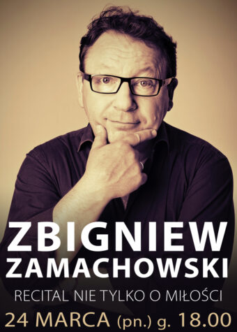Grafika. Plakat koncertu. Zdjęcie w kolorze sepii. Na zdjęciu mężczyzna podpierający ręką brodę. Mężczyzna ma ciemne włosy i okulary w ciemnych oprawkach. Poniżej napis: Zbigniew Zamachowski, recital nie tylko o miłości. 24 marca godz. 18.