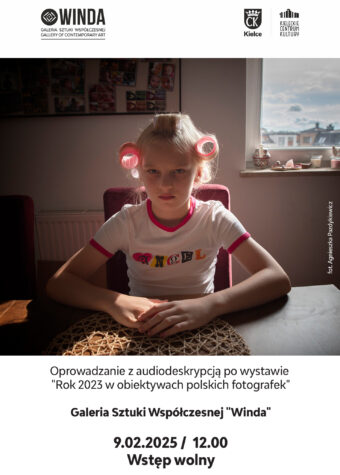 Grafika. Plakat oprowadzania z audiodeskrypcją po wystawie "Rok 2023 w obiektywach polskich fotografek", niedziela 9 lutego godz. 12. Na grafice zdjęcie. Dziewczynka siedzi przy stole z niezadowoloną miną. Na włosach ma duże różowe wałki.