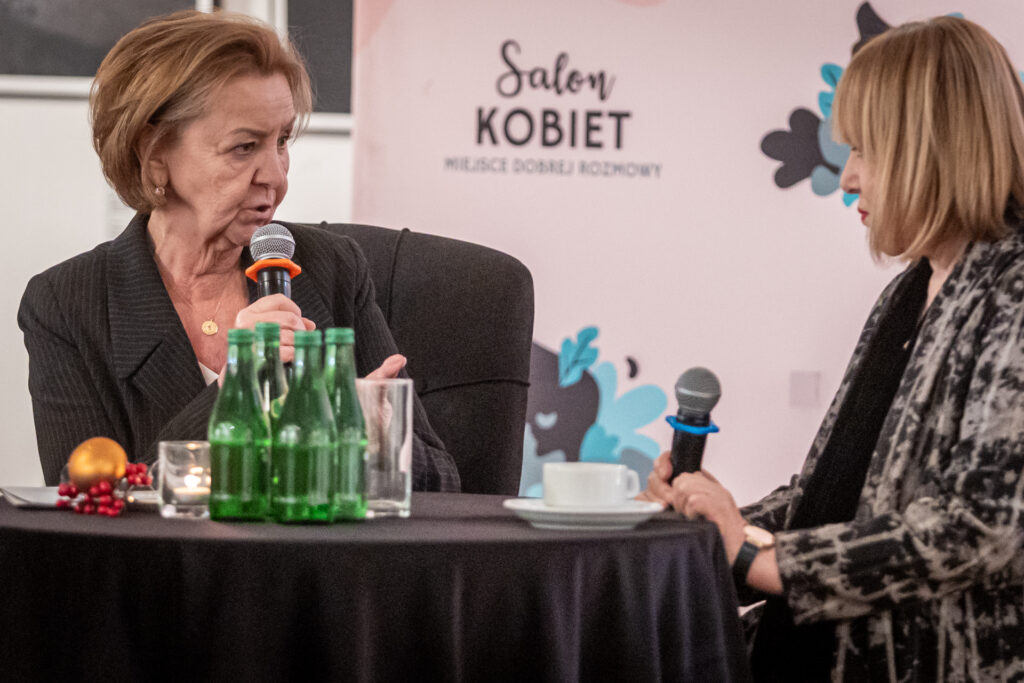 Zdjęcie. Dwie kobiety siedzą przy stoliku i rozmawiają. To Marzena Sobala - dziennikarka i Joanna Żółkowska aktorka.