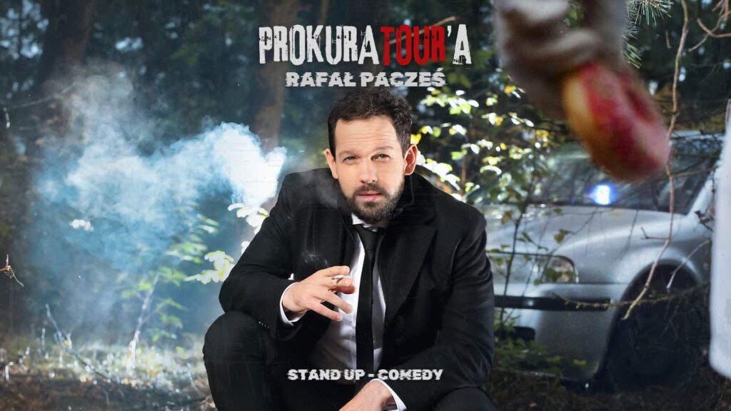 Grafika. Plakat stand-upu. Na zdjęciu kucający mężczyzna w czarnym garniturze. Ma ciemne włosy brodę i wąsy. Pali papierosa. W tle w zaroślach widoczne srebrne auto. Nad mężczyzną napis: Prokuratour'a. Rafał Pacześ.